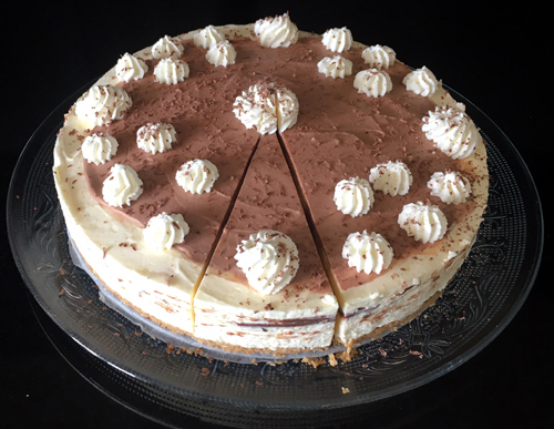 Lemon curd cheesecake met karamel en chocolade-slagroom en geraspte chocolade.jpg